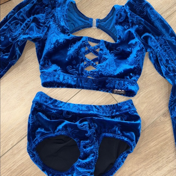 Blue Velvet Long Sleeve Crop Top and Shorts Set - Picture 2 of 8